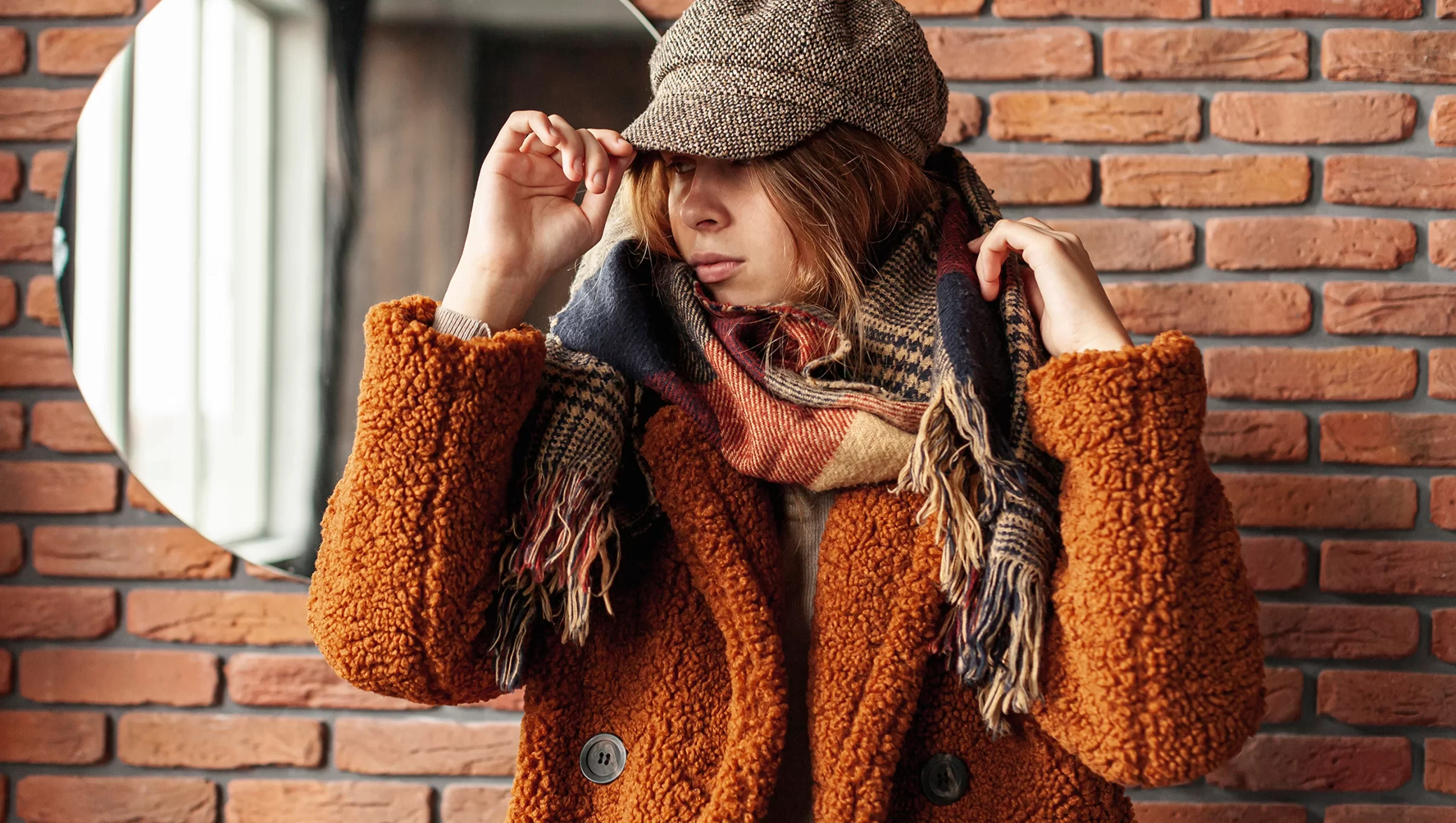 medium-shot-stylish-girl-with-hat-posing